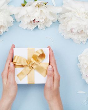 Iznenadite je poklonom