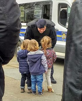 Prizor nasmiješenog policajca koji razgovara s djecom raznježio je mnoge
