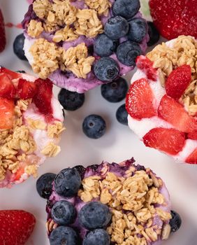 Muffini s jogurtom, voćem i granolom