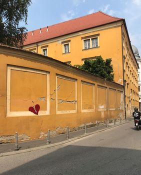 Srce na zagrebačkoj fasadi postalo je simbolom nade - 1