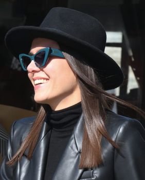 Mlada dama sa zagrebačke špice u popularnim gležnjačama