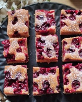 Posni kolač s višnjama