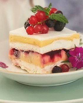 Beze kolač s višnjama