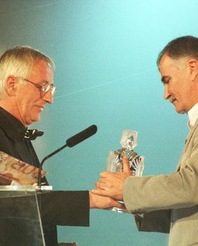 Oliver Dragojević predaje Zdenku Runjiću Porina za životno djelo 1998. godine