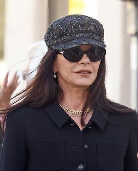 Catherine Zeta-Jones u trapericama na trapez i tenisicama s punom petom brenda Ash - 5