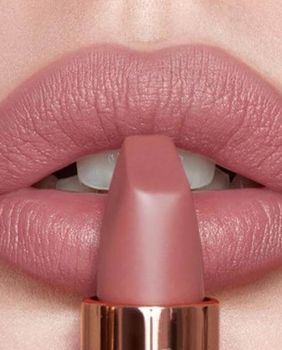 Nijansa Pillow Talk Charlotte Tilbury pristaje svim putima