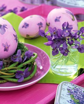 Ljubičasta se divno slaže sa zelenom bojom