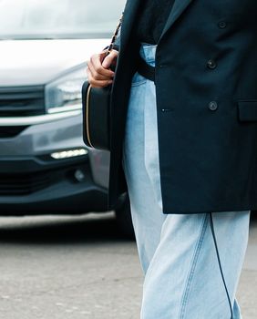 Sako i traperice u paru izgledaju odlično