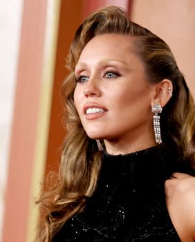 Miley Cyrus posvijetlila je obrve za dodjelu Oscara