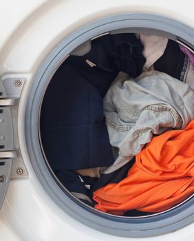 Neki prljavo rublje drže u perilici