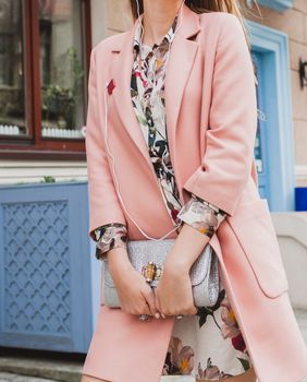 Žena u proljetnom kaputu