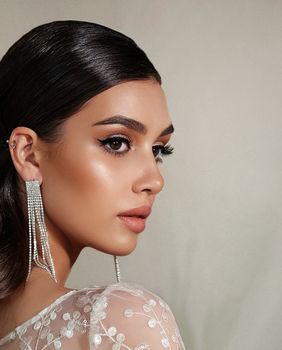 Mladenka sa spuštenom kosom