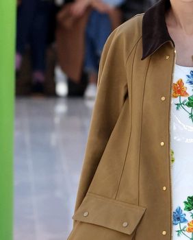 Jakne s kontrasnim ovratnikom su veliki trend