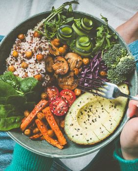 Na pola tanjura stavite povrće s niskim udjelom škrobi