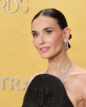 Demi Moore u haljini modne kuće Schiaparelli na dodjeli nagrada Actor Awards - 8