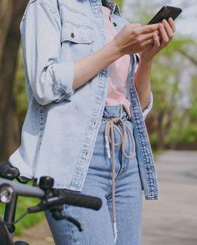 Žena u trapericama s vezicom