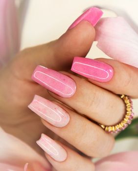 Lijepi ružičasti nokti