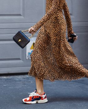 Haljina i tenisice sjajan su spoj