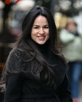 Ljepotica sa špice u crnoj kombinaciji