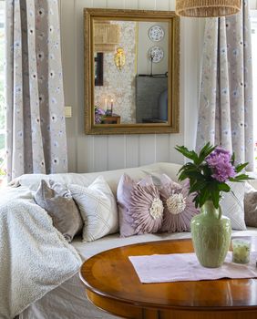 Drvena zidna obloga prostoru daje osjećaj dubine i elegancije