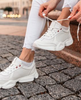 Žena u bijelim tenisicama