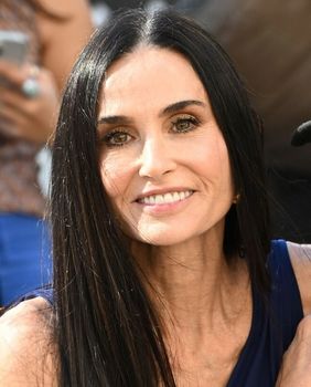 Demi Moore u Saint Laurent haljini 2026. - 2