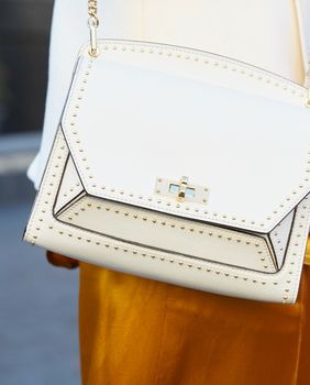 Satenske hlače savršena su opcija za topliji dio godine