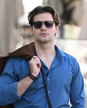 Muškarac sa špice u sjajnoj modnoj kombinaciji