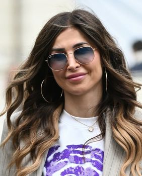 Ljepotica sa špice u efektnoj majici