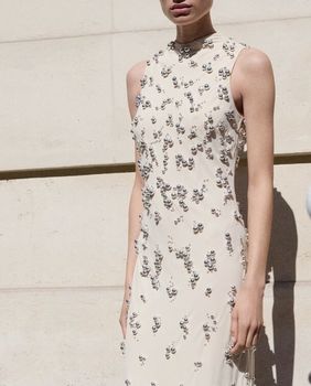 Duga haljina s izvezenim kuglicama