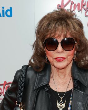 Joan Collins u kožnatom kaputu i kariranoj suknji - 4