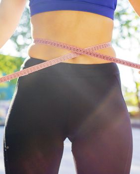 Fit žena mjeri opseg struka