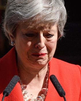 Theresa May u suzama je završila svoj govor ostavke