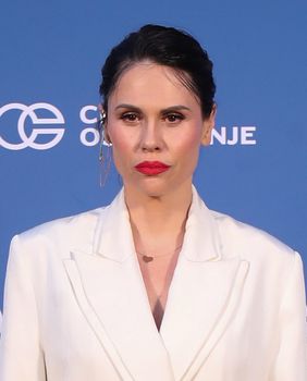 Viktorija Rađa u bijelom odijelu - 5