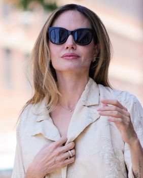 Angelina Jolie u sandalama Owena modne kuće Chloé - 2