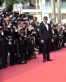 Bella Hadid u kultnoj crvenoj haljini dizajnera Alexandrea Vauthiera u Cannesu 2016. godine - 8