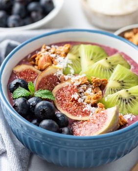 Jogurt s voćem i chia smjenkama