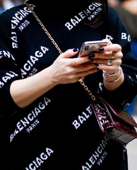 Odjevni komadi i dodaci s logom u street style kombinacijama s Tjedana mode - 2