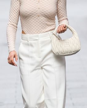 Bijele hlače su omiljene u toplijem dijelu godine