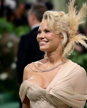 Pamela Anderson na Met Gali u haljini modne kuće Oscar de la Renta - 7