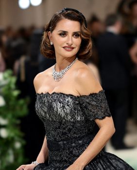 Penelope Cruz na Met Gali u haljini modne kuće Chanel - 6