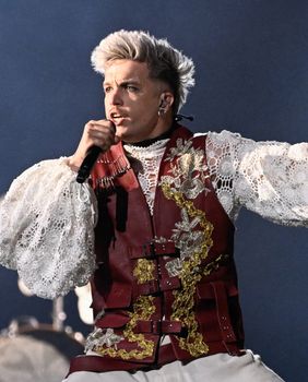 Valentina Pliško za Baby Lasagnu dizajnirala je prekrasan crveni prsluk s imitacijom zlatoveza - 7