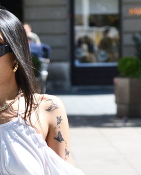 Zagrebačka street stylerica nosi crop top golih ramena