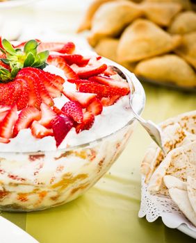 Složenac od jagoda, milerama i piškota