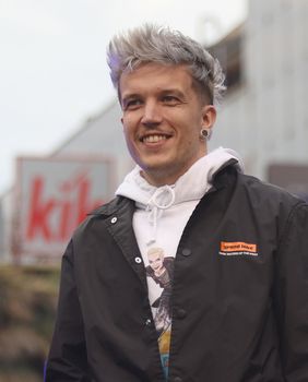 Baby Lasagna na dočeku u Umagu u majici s ilustracijom Yellow Yurija