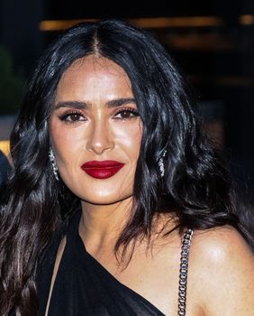 Salma Hayek na modnoj reviji Gucci Cruise 2025 u Londonu - 1