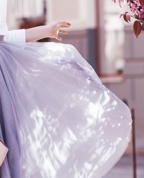 Žena u lepršavoj suknji