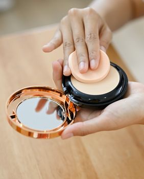 Puderi u kamenu nalaze se u mnogim kozmetičkim torbicama