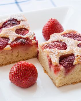 Kolač s jagodama i grizom