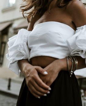 Bijela bluza je omiljena u ljetnim mjesecima